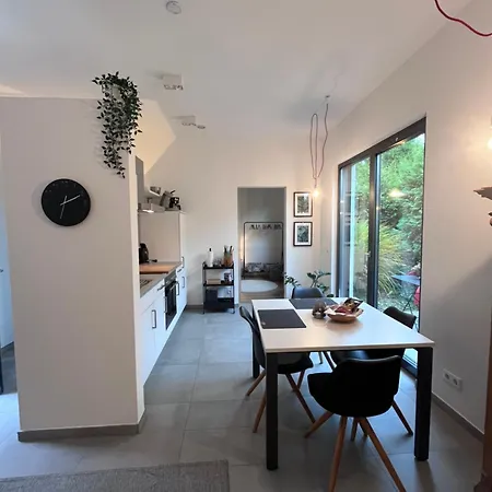 Modernes Tiny In Apartman Lage